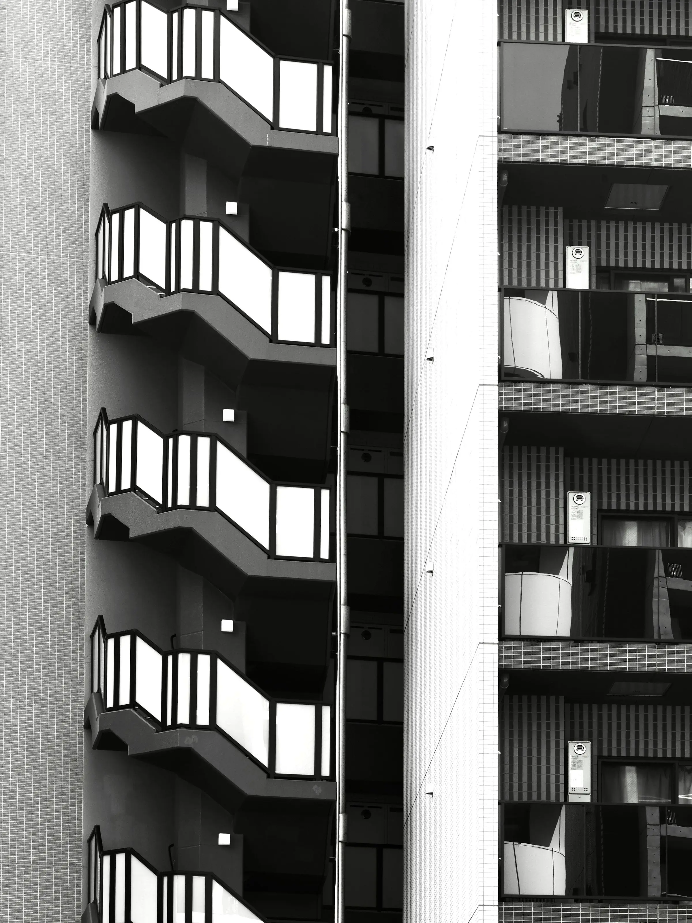 Fassade eines Wohngebäudes mit Balkonen
